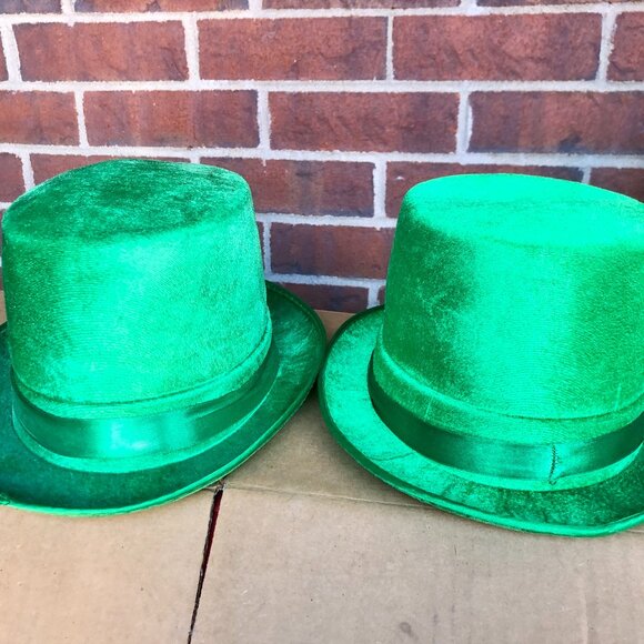 🍀 Lot 2 Green Velvet Hats St Patrick’s Day Leprechaun Halloween Costume Party - Picture 1 of 4